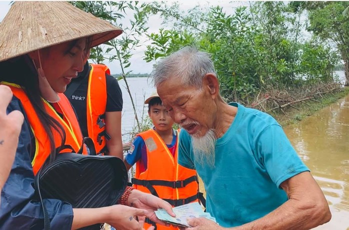 Thông tin bất ngờ về thống kê hoạt động từ thiện của ca sĩ Thủy Tiên ở Quảng Bình - Ảnh 1.