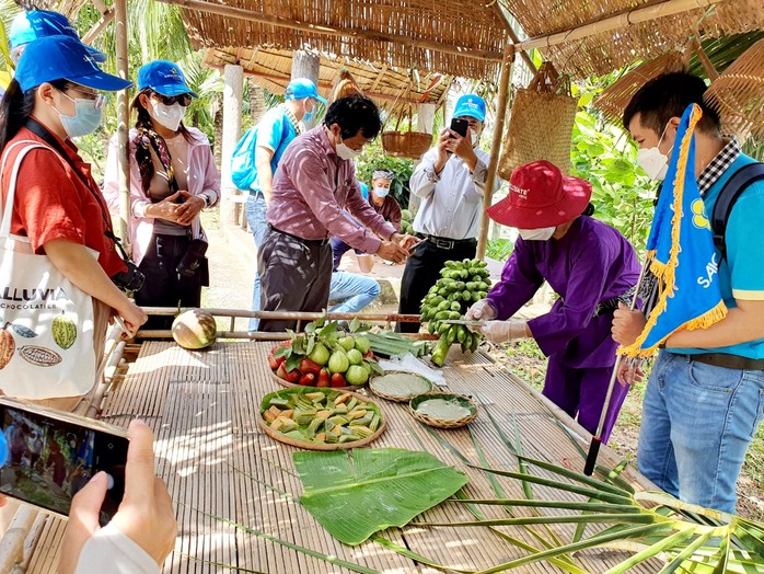 Đoàn khách du lịch TP HCM đầu tiên đến Bến Tre sau chương trình kết nối - Ảnh 6.