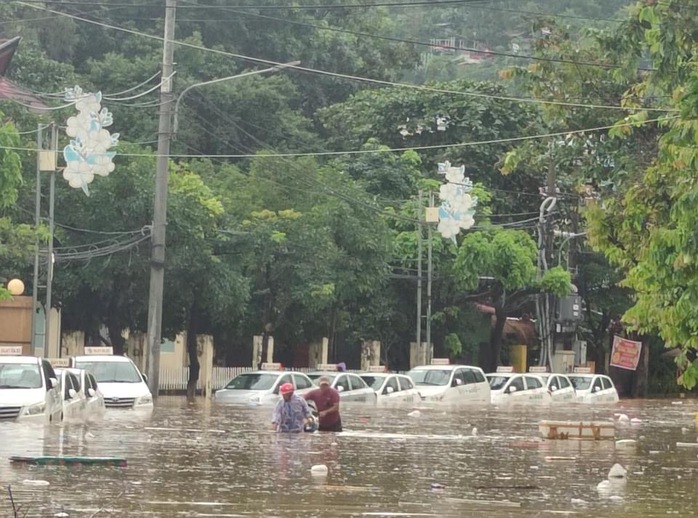 Mưa lớn kéo dài, nhiều nơi ở Bình Định chìm trong biển nước - Ảnh 4.