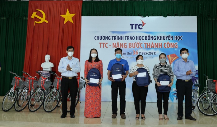 “TTC - Nâng bước thành công” lần thứ 36 trao tặng 585 suất học bổng đến học sinh tỉnh Bến Tre - Ảnh 1. “TTC - Nâng bước thành công” lần thứ 36 trao tặng 585 suất học bổng đến học sinh tỉnh Bến Tre - Ảnh 1.
