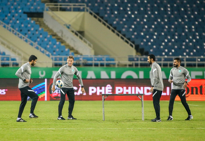 CLIP: Đội tuyển Ả Rập Saudi tập làm quen sân Mỹ Đình - Ảnh 3.