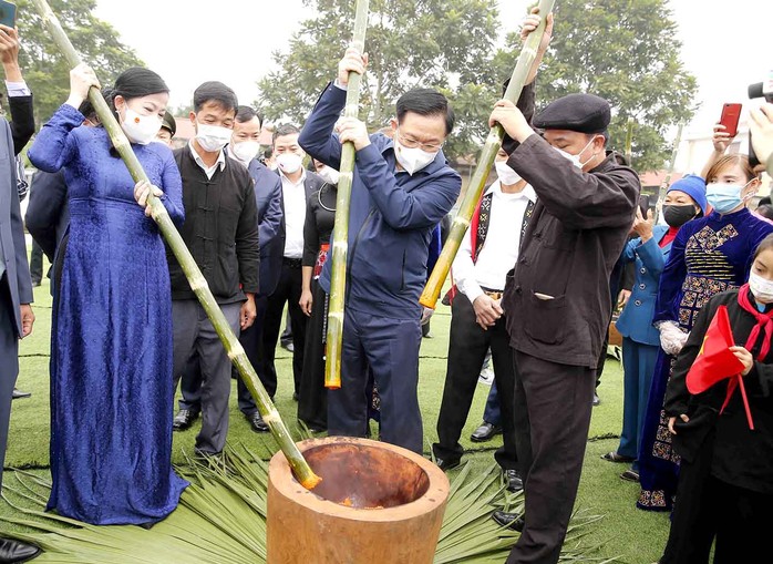 Chủ tịch Quốc hội: Thường xuyên trao đổi với Thủ tướng về hỗ trợ phục hồi kinh tế - Ảnh 2.