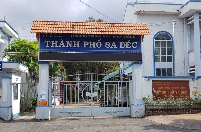 Thêm 1 nam giáo viên lộ ảnh nhạy cảm lúc dạy trực tuyến - Ảnh 1.