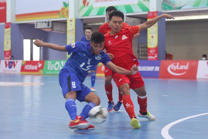 Nghi ngờ cầu thủ mắc Covid-19, trận cầu tâm điểm Giải Futsal VĐQG 2021 bị hoãn - Ảnh 1.