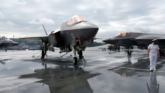 F-35 lao xuống biển sau khi cất cánh từ tàu sân bay Anh - Ảnh 1.