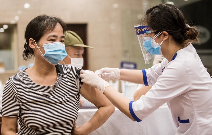 Bộ Y tế đồng ý rút ngắn thời gian tiêm mũi 2 vắc-xin Covid-19 AstraZeneca - Ảnh 1.