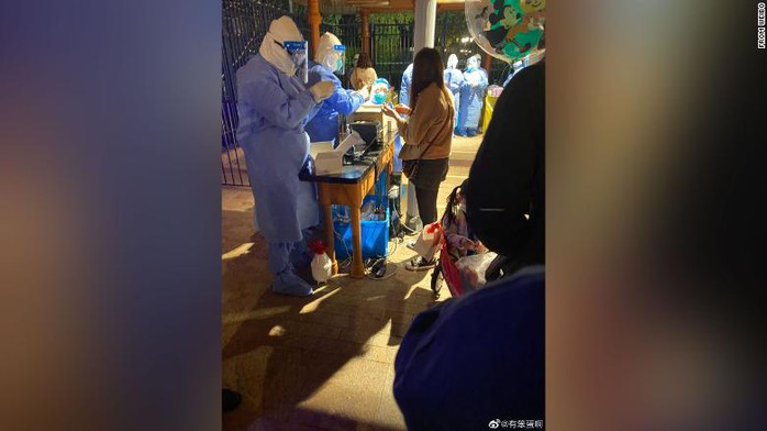 Hơn 30.000 người bị giữ trong Disneyland Thượng Hải vì 1 ca Covid-19 - Ảnh 3.