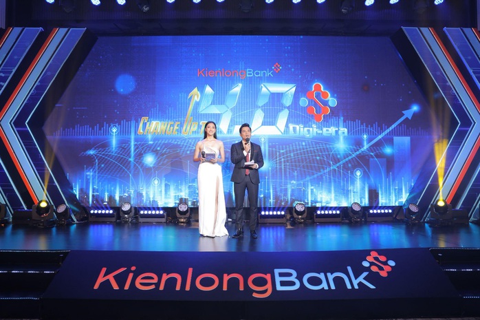 “Bữa tiệc nghệ thuật” mãn nhãn kỷ niệm tuổi 26 của KienlongBank - Ảnh 1. “Bữa tiệc nghệ thuật” mãn nhãn kỷ niệm tuổi 26 của KienlongBank - Ảnh 1.