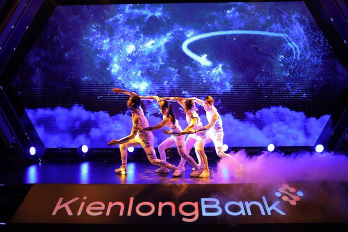 “Bữa tiệc nghệ thuật” mãn nhãn kỷ niệm tuổi 26 của KienlongBank - Ảnh 2. “Bữa tiệc nghệ thuật” mãn nhãn kỷ niệm tuổi 26 của KienlongBank - Ảnh 2.