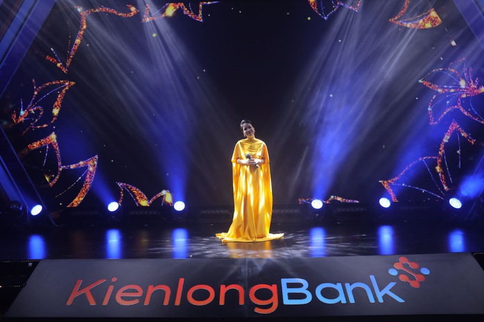 “Bữa tiệc nghệ thuật” mãn nhãn kỷ niệm tuổi 26 của KienlongBank - Ảnh 3. “Bữa tiệc nghệ thuật” mãn nhãn kỷ niệm tuổi 26 của KienlongBank - Ảnh 3.