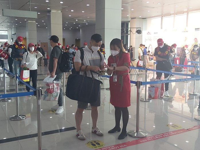 CLIP: Phú Quốc đón đoàn du khách quốc tế “hộ chiếu vắc-xin” đầu tiên - Ảnh 9.
