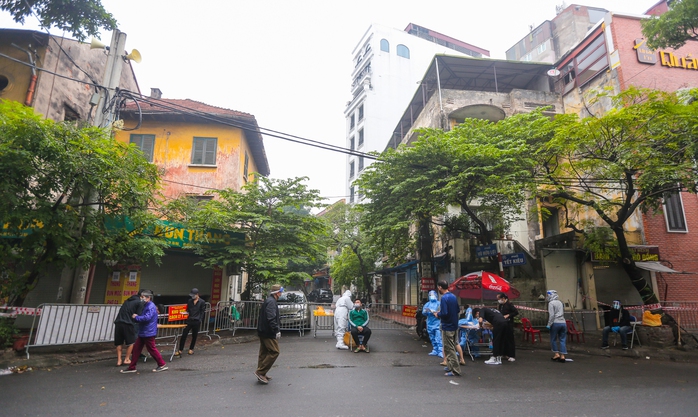 CLIP: Phong toả cụm dân cư phường Nguyễn Du với hơn 20 ca F0 - Ảnh 4.