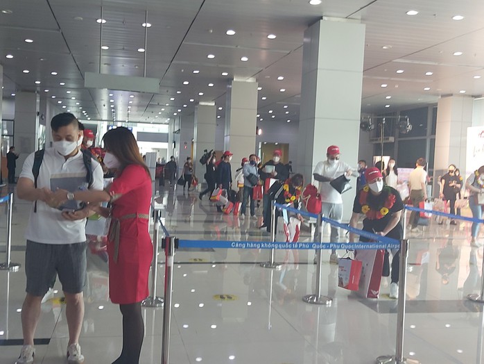CLIP: Phú Quốc đón đoàn du khách quốc tế “hộ chiếu vắc-xin” đầu tiên - Ảnh 10.
