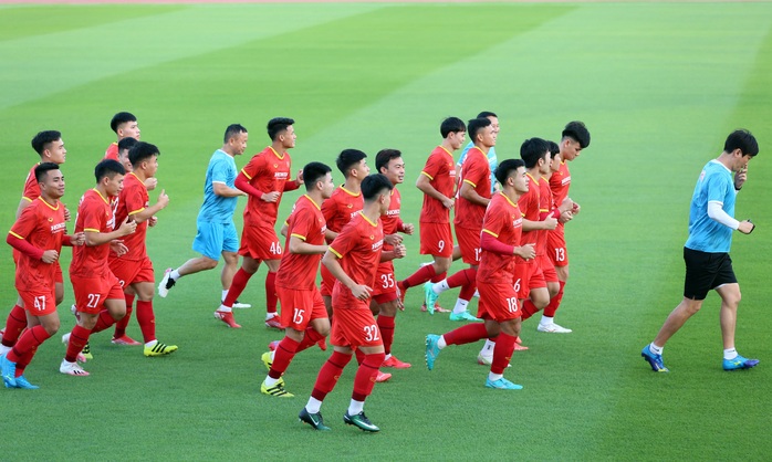 CLIP: Đội tuyển Việt Nam hứng khởi trong buổi tập đầu tiên trên sân Bà Rịa - Vũng Tàu - Ảnh 5.