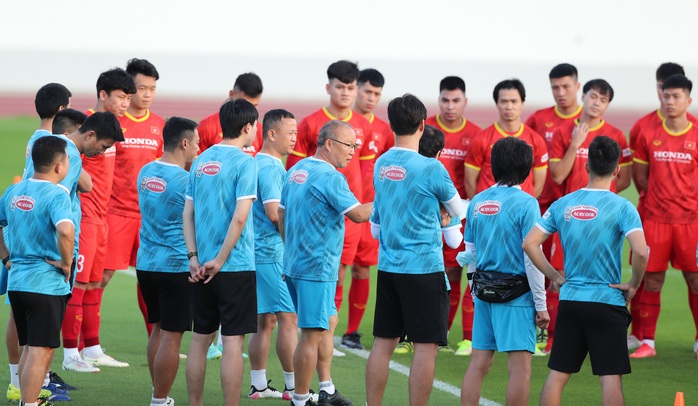 CLIP: Đội tuyển Việt Nam hứng khởi trong buổi tập đầu tiên trên sân Bà Rịa - Vũng Tàu - Ảnh 4.