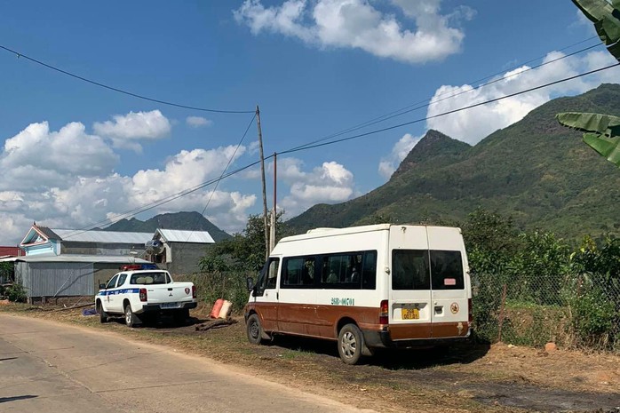 Vụ văng khỏi xe đưa đón 2 học sinh thương vong: Tài xế chở quá số người quy định - Ảnh 1.