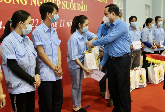 Khánh Hòa: Trao 500 suất quà cho người lao động có hoàn cảnh khó khăn - Ảnh 5.