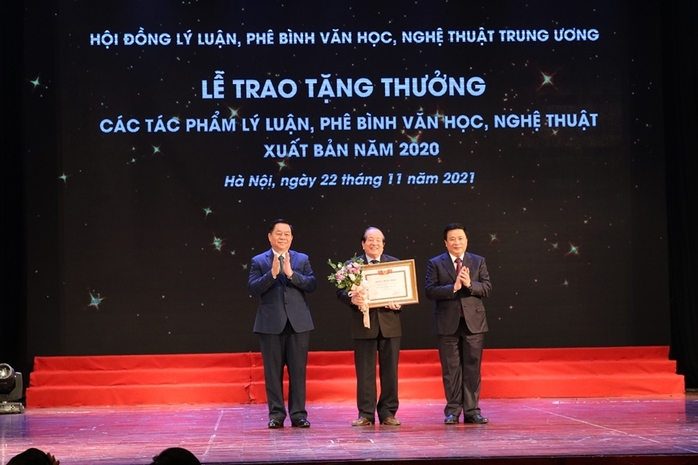 Nhà thơ Hữu Thỉnh được tặng thưởng mức A của Ban Bí thư Trung ương Đảng  - Ảnh 1.