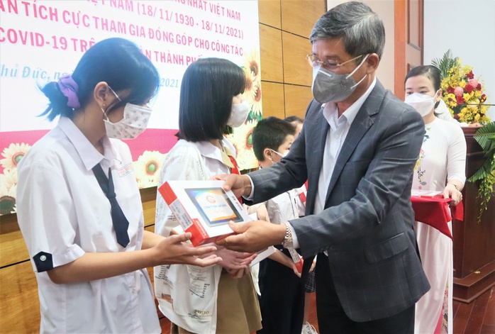 Him Lam Land tài trợ 1.000 máy tính bảng cho học sinh, sinh viên nghèo và mồ côi cha mẹ vì Covid-19 - Ảnh 2. Him Lam Land tài trợ 1.000 máy tính bảng cho học sinh, sinh viên nghèo và mồ côi cha mẹ vì Covid-19 - Ảnh 2.