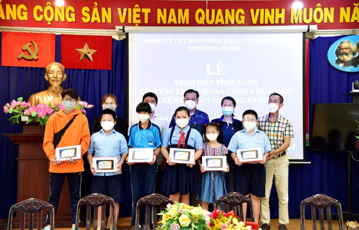 Him Lam Land tài trợ 1.000 máy tính bảng cho học sinh, sinh viên nghèo và mồ côi cha mẹ vì Covid-19 - Ảnh 4. Him Lam Land tài trợ 1.000 máy tính bảng cho học sinh, sinh viên nghèo và mồ côi cha mẹ vì Covid-19 - Ảnh 4.
