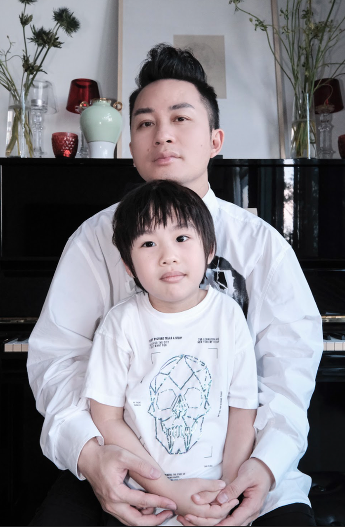 Ca sĩ Tùng Dương đứng ngồi không yên khi cùng con học online lớp 1 - Ảnh 3.