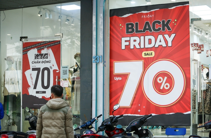 CLIP: Khuyến mãi lên đến 79% trong ngày Black Friday 2021 nhưng vắng khách - Ảnh 4.