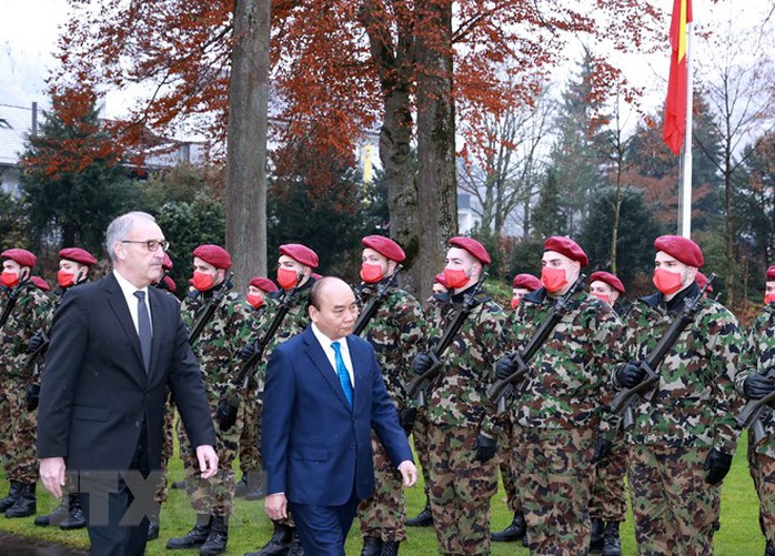 Tổng thống Thụy Sĩ chủ trì lễ đón Chủ tịch nước Nguyễn Xuân Phúc - Ảnh 1.