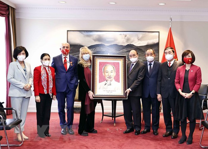 Chủ tịch nước Nguyễn Xuân Phúc tặng chân dung Bác Hồ cho Lãnh sự danh dự Việt Nam ở Torino - Ảnh 2.