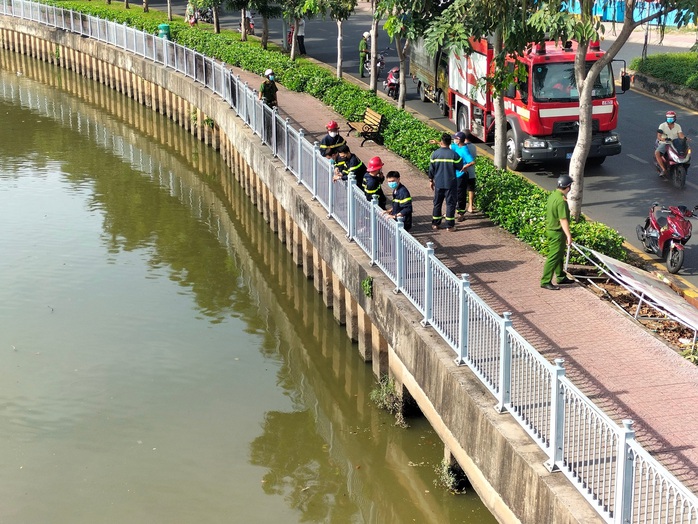 Thanh niên gieo mình xuống kênh Nhiêu Lộc- Thị Nghè - Ảnh 1.