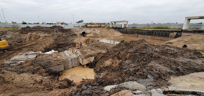 Chưa bàn giao, hầm đường bộ dự án khu đô thị đã bị tràn bùn, ngấm nước - Ảnh 4.