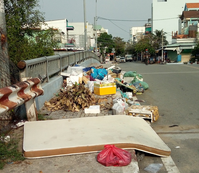 Nhếch nhác, ô nhiễm vì rác thải - Ảnh 2.