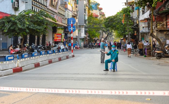 CLIP: Tạm thời phong toả một đoạn đường Đê La Thành để lấy mẫu xét nghiệm Covid-19 - Ảnh 2.