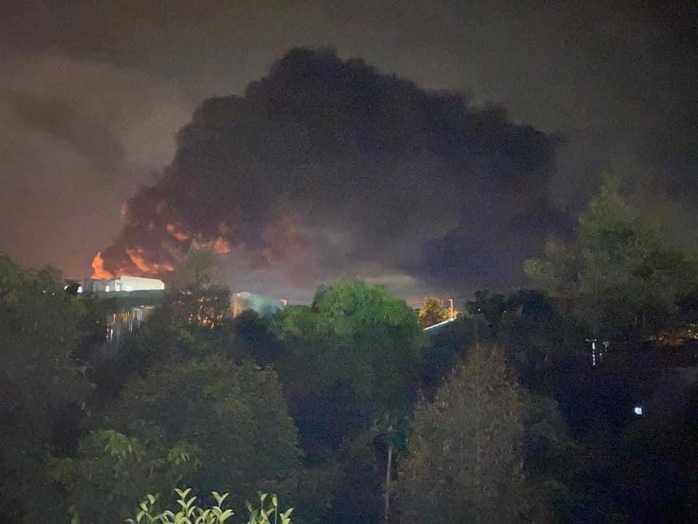 CLIP: Cháy lớn tại KCN Suối Tre, TP Long Khánh, khói bốc cao hàng trăm mét - Ảnh 4.