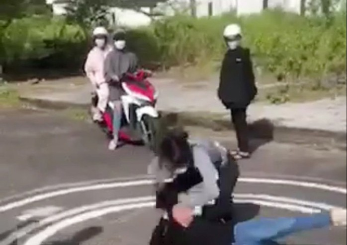 Lại xuất hiện clip nữ sinh ở Phú Quốc đánh nhau như… phim - Ảnh 2.