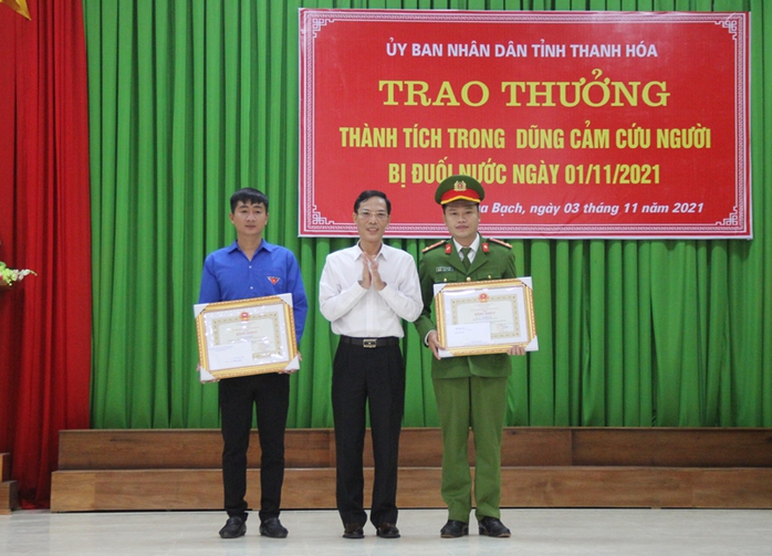 Tặng bằng khen thượng úy công an và Bí thư đoàn cứu bé gái thoát đuối nước - Ảnh 1.