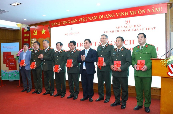 Đại tướng, Bộ trưởng Bộ Công an Tô Lâm làm chủ biên cuốn sách gần 300 trang - Ảnh 3.