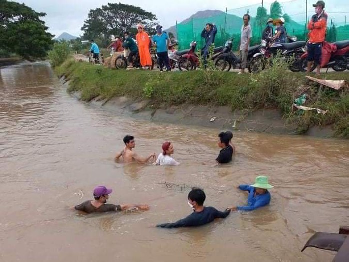 Đau lòng vụ em chết dưới kênh, anh mất tích. - Ảnh 2.