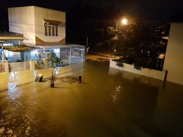 Nha Trang ngập nặng, người dân trắng đêm canh lũ - Ảnh 1.