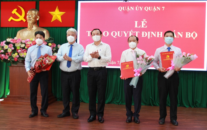 Bí thư Nguyễn Văn Nên trao quyết định công nhận 3 ủy viên Ban Thường vụ Quận ủy quận 7 - Ảnh 1.