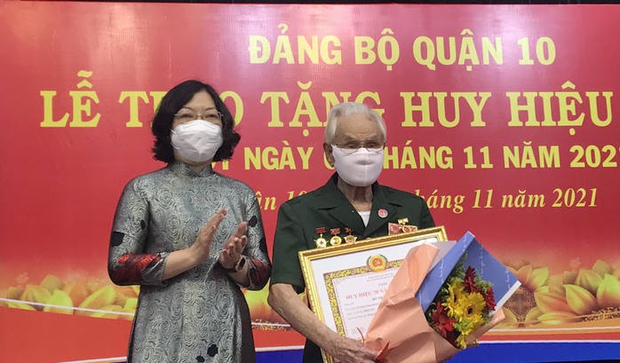 Đại tá Đinh Văn Huệ xúc động nhận Huy hiệu 75 năm tuổi Đảng - Ảnh 2.