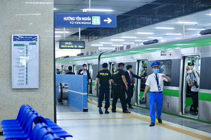 Phó Thủ tướng, Bí thư Hà Nội đi tàu đường sắt Cát Linh - Hà Đông khai thác thương mại - Ảnh 7.