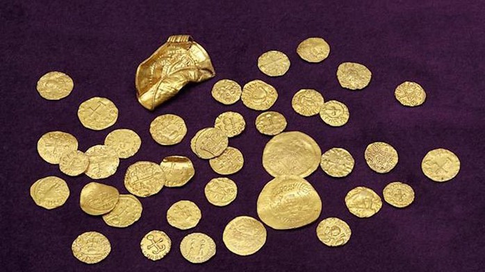 Xúc đất, vô tình tìm ra kho báu vàng  1.400 năm lớn nhất nước Anh - Ảnh 1.