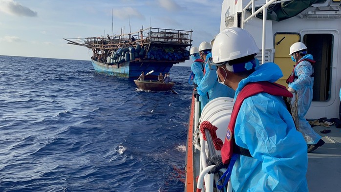 Dùng thuyền thúng đưa ngư dân gặp nạn trên vùng biển Trường Sa đi cấp cứu - Ảnh 2.