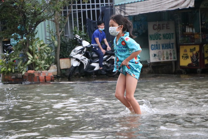 TP HCM: Hai ngày liên tục một số khu vực bị ngập bởi triều cường - Ảnh 2.