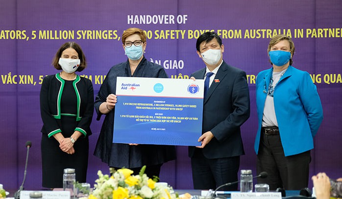 Chính phủ Úc tặng Việt Nam 1.910 tủ lạnh bảo quản, 5 triệu bơm kim tiêm vắc-xin - Ảnh 2.