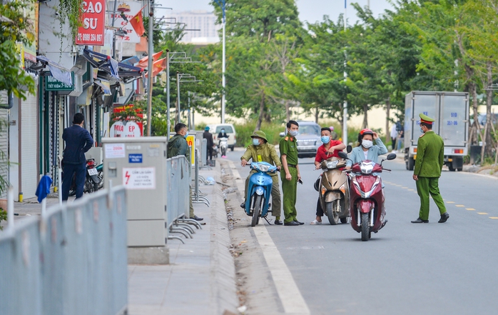 CLIP: Nhiều người đi làm phải quay về vì khu nhà bị phong toả do dịch Covid-19 - Ảnh 8.