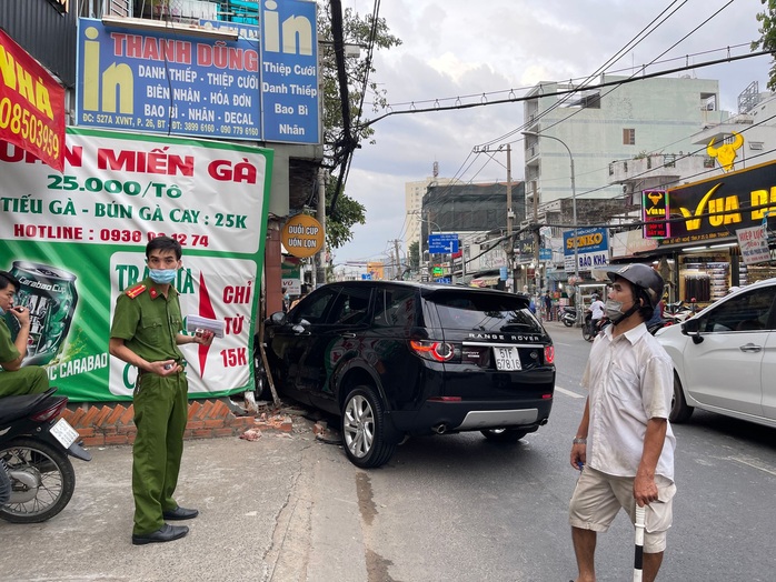 Ôtô mất lái lao lên vỉa hè tông 1 người tử vong ở Bình Thạnh - Ảnh 4.