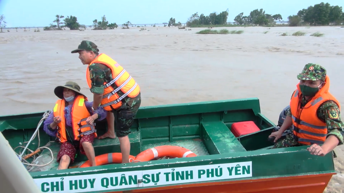 Vượt lũ cứu 6 người chăn bò… giữa sông Ba - Ảnh 1.