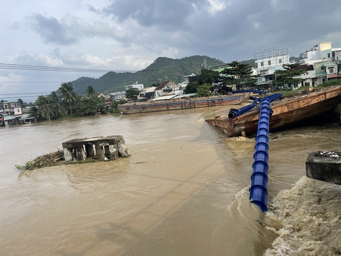 Khánh Hòa: Sà lan mắc kẹt, đứt toàn bộ ống nước tuyến Bắc Nha Trang, cầu Hà Ra bị đe dọa - Ảnh 3.