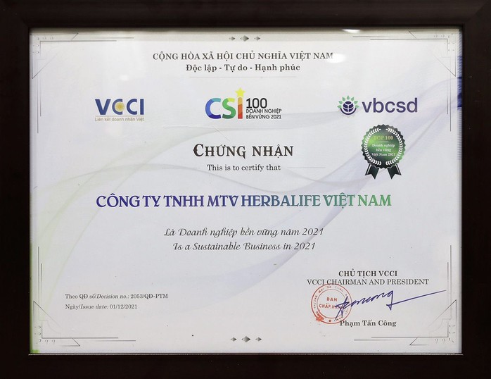 Herbalife Việt Nam tiếp tục được vinh danh top 100 Doanh nghiệp Bền vững Việt Nam 2021 - Ảnh 1. Herbalife Việt Nam tiếp tục được vinh danh top 100 Doanh nghiệp Bền vững Việt Nam 2021 - Ảnh 1.